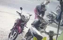 Clip: Phẫn nộ cảnh thanh niên hành hung phụ nữ giữa phố, công an vào cuộc