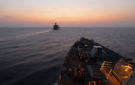 Nghẹt thở khoảnh khắc hải quân Mỹ đu dây, đổ bộ tàu Iran trong đêm