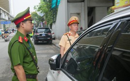 CSGT Hà Nội sử dụng thiết bị đặc biệt để xử lý 1 lỗi vi phạm giao thông phổ biến, các tài xế chú ý