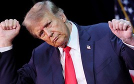 Ông Trump bất ngờ cảm ơn Iran vì hàng trăm tàu chuyển hướng tới Mỹ hút dầu