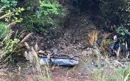 Xe bồn lao xuống vực sâu 100 m dập nát, tài xế văng ra tử vong