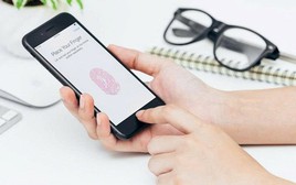 Cảnh báo tới người đang sử dụng vân tay, khuôn mặt mở khóa điện thoại