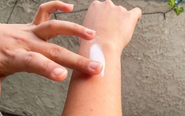 Lời khuyên từ Tiến sĩ da liễu đến tất cả người dùng kem chống nắng: Nhất định phải tìm 2 thứ trên thân chai để tránh ung thư