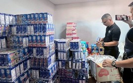 Đột kích một nhà máy, công an phát hiện đường dây sản xuất sữa hết hạn và bột ngọt, cà phê giả, tịch thu hơn 13.000 sản phẩm