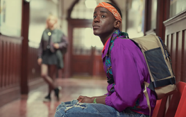 Xem phim Sex Education, chồng tôi tự dưng bật khóc nức nở: Lần đầu anh kể thật lý do giàu có nhưng không dám đi họp lớp!