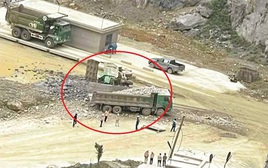 Xe tải nghi mất phanh lao từ trên mỏ đá, tông xe tải khác, 2 tài xế tử vong