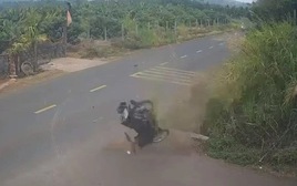 Đình chỉ thiếu tá CSGT để điều tra vụ tai nạn làm nam sinh lớp 12 tử vong ở Đắk Lắk