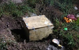 Bàng hoàng phát hiện thi thể bé trai sơ sinh trong thùng gỗ