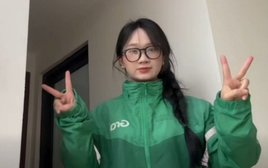 Bắt gặp cô gái chạy Grab, CĐM ngỡ ngàng trước nhan sắc dịu dàng đến khó tin