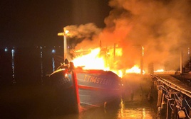 Tàu cá bốc cháy ngùn ngụt trong đêm ở Huế