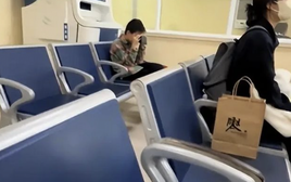 Một bức ảnh chụp trong hành lang bệnh viện khiến hàng triệu phụ huynh chết lặng