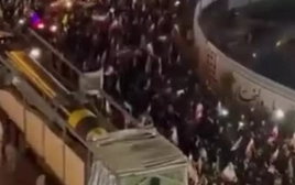 Iran đưa tên lửa diễu phố khi đàm phán với Mỹ bế tắc