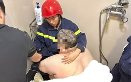 Đà Nẵng: Cứu thành công du khách nặng 300 kg mắc kẹt trong nhà vệ sinh