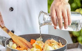 Lời khuyên đến các gia đình sử dụng giấm trắng trong nấu ăn