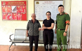 Công an kiểm tra giao dịch chuyển khoản hơn 28 triệu đồng của chị Ma Thị Sen