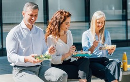 Vì sao người Pháp cấm ăn trưa tại bàn làm việc?