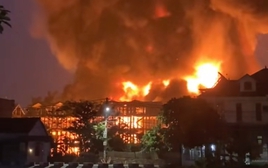 Đang cháy kho sơn ở Hà Nội, khói lửa bốc cao cuồn cuộn