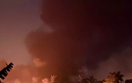 CLIP: Tận thấy kho xưởng rộng 500m2 bốc cháy ngùn ngụt ở Đông Anh