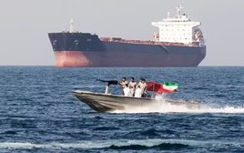 Hàng chục tỷ euro 'chìm đắm' ở eo biển Hormuz