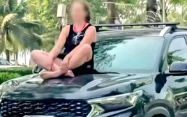 Xác minh clip nữ du khách ngồi vắt vẻo trên capo ô tô đang chạy ở Nha Trang