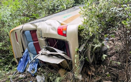 Sơn La: Xe chở 25 người lao xuống taluy sâu 100m, nhiều người thương vong