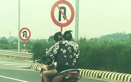 Hai cô gái đầu trần phi xe máy ‘bạt mạng’ trên cao tốc Hạ Long - Hải Phòng