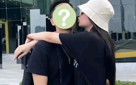 Nam ca sĩ Việt bị khui ảnh du lịch cùng vợ ngoài ngành