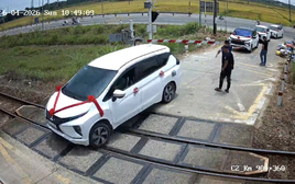 Xe rước dâu cố vượt rào chắn, mắc kẹt trên đường ray khi tàu đang tới: Danh tính tài xế và cái kết