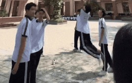 Trích xuất camera cảnh nhóm nam sinh giải cứu trái bóng trong sân trường: Càng nỗ lực, cái cây càng mọc ra nhiều "quả lạ"