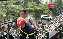 Hà Nội: Cảnh sát giải cứu người đàn ông có ý định dại dột ở tầng 5 chung cư