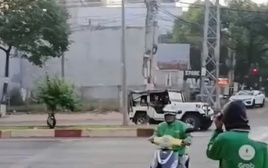 CLIP: Người đàn ông đang tại ngoại lái xe Jeep ngược chiều, đe dọa tài xế ở Đắk Lắk