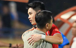 “Lúa chín cúi đầu”: Đình Bắc và cái ôm gợi nhớ lại vụ ồn ào dậy sóng V.League