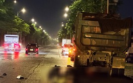 Xe máy va chạm xe ben trong đêm mưa dông, 2 người tử vong