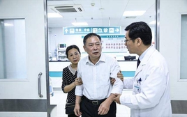 Người đàn ông 57 tuổi vào cấp cứu lúc nửa đêm, bác sĩ lắc đầu: "Đừng chủ quan chuyện vợ chồng, làm 4 việc này có thể mất mạng"