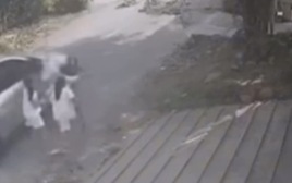 Clip ô tô lao nhanh tông người phụ nữ ở TPHCM