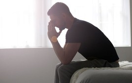 Làm "chuyện ấy" 1 mình có hại cho thận?