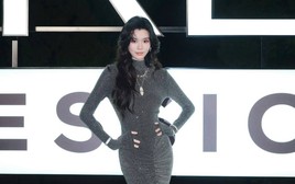Nàng dâu gia tộc nghìn tỷ mặc đơn giản đi event vẫn sang, visual U40 khó tin