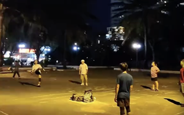 Đúng 1h23 đêm, khách Tây ngỡ ngàng với cảnh tượng xảy ra ở TP.HCM