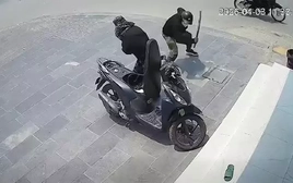 Truy tìm hai người bịt mặt dùng gậy tấn công phụ nữ giữa phố