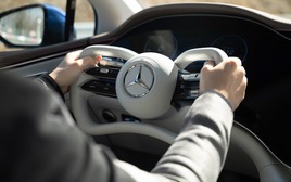 Mercedes-Benz EQS 2026 trang bị vô lăng như xe đua F1, tự điều chỉnh số vòng đánh lái, dễ 'hot' khi về Việt Nam