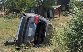 Tông xe dừng bên đường, ô tô lao xuống vệ đường lật ngửa, 3 người mắc kẹt bên trong