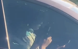 CSGT hoá trang, ghi hình tài xế ô tô dùng điện thoại khi lái xe