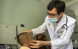 Nghịch ná bắn chim, bé trai bị viên bi sắt găm vào hố sọ