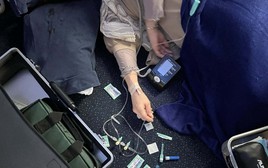 Bác sĩ Việt cứu hành khách nước ngoài ngất xỉu trên máy bay ở độ cao hơn 10.000m