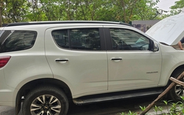 Thấy chiếc ô tô lạ đậu trước cửa nhà, tôi chưa hết bàng hoàng thì ông thông gia bước xuống thông báo