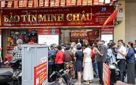 Mua vàng bằng giấy hẹn ở Hà Nội đang âm thầm diễn ra thế nào?