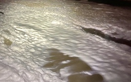 Gấp rút tìm nguyên nhân nước biển Vũng Tàu lại đổi màu, bọt trắng bất thường