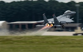 Thực tế khốc liệt phi công Mỹ phải đối mặt khi phóng ghế thoát hiểm từ máy bay