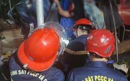 Xe tải tông tường nhà dân, đôi nam nữ mắc kẹt trong cabin