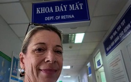 Nữ du khách Mỹ bất ngờ với chi phí khám mắt 45.000 đồng tại Đà Nẵng